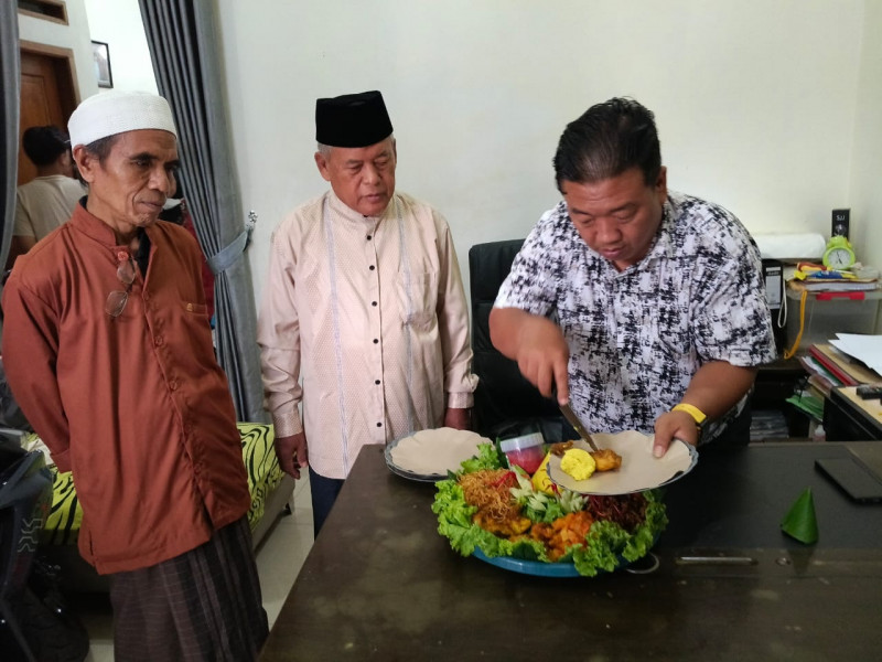 Direktur Media Online Gelar Tasyakuran, Sekaligus Pemotongan Tumpeng